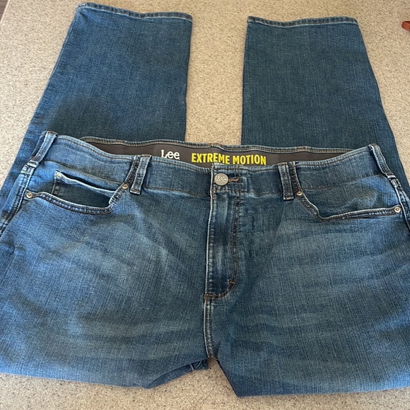 Like New Men’s Lee Extreme Motion Jeans - Picture 3 of 6